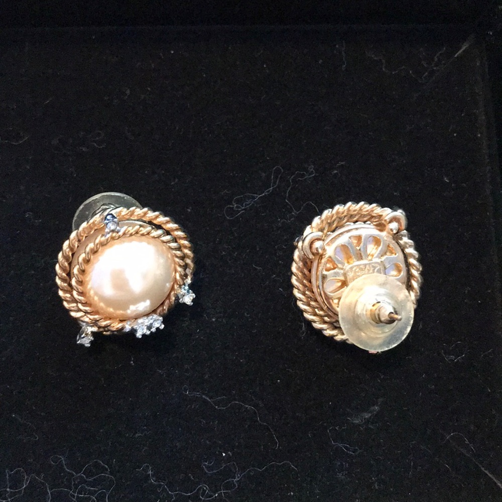 Gold pearl earrings